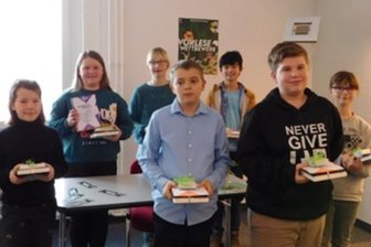 Schülerin aus Zwönitz zieht in Bezirksrunde im Vorlesewettbewerb ein - Helene Martin (v. l.), die siegreiche Nikki Krause, Aliya Schubert, Minas, Jedediah Preißler, Finn Schukat, Stella Fochtmann sind die besten Vorleser ihrer Schulen.