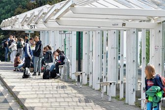 Schülerin blieb stehen: Ausfälle beim Schülertransport sorgen für Unmut bei Freiberger Eltern - An der Bushaltestelle am Cottagymnasium in Brand-Erbisdorf wartete eine Schülerin kürzlich vergeblich auf den Bus der Linie B.