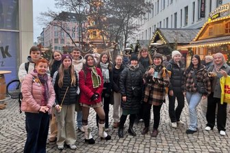 Schülerinnen aus dem finnischen Kemi erkunden Penig und Chemnitz - Weihnachtsmärkte wie den in Chemnitz erleben die Gäste aus Finnland zum ersten Mal. Denn die hiesigen Weihnachtsbräuche unterscheiden sich stark von denen in Kemi.