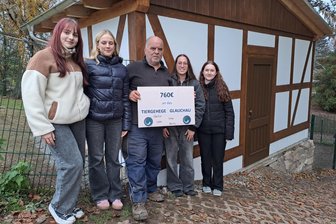Schülerinnen aus Glauchau sammeln für das Tiergehege - Lena Reinhardt, Cäcilia Winderlich, Neela Wolf und Leni Ackermann (v. l.) übergaben Günter Weise den Spendenscheck.