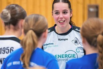 Schülerinnen besiegen Lehrerin - Wiedersehen: Weißenborns Rückraumspielerin Julia Kiulies hatte sich direkt nach dem Abpfiff noch zu einem Plausch mit ihren Schülerinnen getroffen.