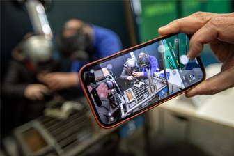Schülerinnen und Schüler können sich in Plauen über eine Ausbildung im Handwerk informieren - Beim Tag der offenen Tür können sich Interessenten am Samstag unter anderem am Schweißsimulator ausprobieren.