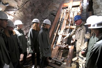 Schülerkolleg an der TU Bergakademie Freiberg: Ist Chemie das Richtige für mich? - Im Rahmen des Schülerkollegs Chemie der TU Bergakademie Freiberg ging es unter Tage.