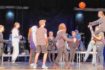 Schülermusical behandelt Thema Mobbing aus vielen Perspektiven - Die Schülerinnen und Schüler des Futurums bei der Probe im Neuberinhaus.