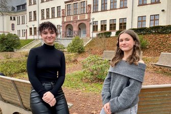 Schülerrat des Brecht-Gymnasiums in Schwarzenberg nimmt seine Rolle sehr ernst - Finja Hedrich (l.) und Alessia Nehlen von der Schülervertretung des Brecht-Gymnasiums.