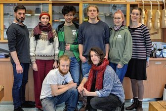 Schülerteams aus Klingenthal und Oberösterreich starten besondere Instrumentenbau-Challenge - Team Klingenthal: Von Links: Martin Höfert, Lucia Brockhaus, Takeru Schroth, Clemens Päßler, Saskia Krull, Helen Layer; unten: Moritz von Loefen, Julius Rohwedder. 