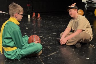 Schülertheater in Freiberg: „Der kleine Prinz“ als soziale Leistung und Experiment - Der kleine Prinz (Moritz) und der Fuchs (Dean) üben in Freiberg Nähe und Vertrauen.