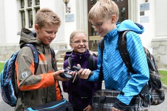 Schülerticket: Eltern streiten mit Zweckverband um Meter - Wie lang ist unser Schulweg? Die "Freie Presse" hat die Fünftklässler Marvin Senenko, Sophia Held und Julien Thomas (v.l.) mithilfe von GPS-Geräten nachmessen lassen.