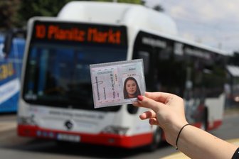 Schülerverkehr im Erzgebirge: Erhalten Eltern von Grundschülern weiter Unterstützung? - Sachsen führte 2021 das Bildungsticket ein, ein Jahr später wurde die deutlich günstigere Schülerverbundkarte gestrichen. Seitdem zahlt auch der Erzgebirgskreis drauf, um wenigstens Eltern von Grundschülern zu entlasten.