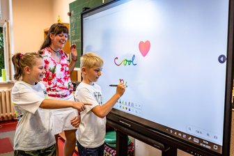 Schülerzahl in Burgstädt sinkt: Prognose bis 2030 - An der interaktiven Tafel in der Mohsdorfer Grundschule Mia Meier, Moritz Riedel und Lehrerin Jana Weber.