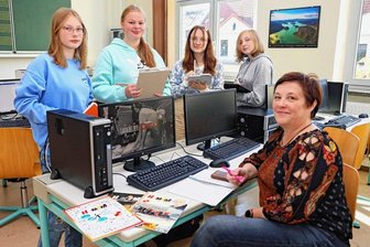 Schülerzeitung in Werdau: "Hummel"-Team ist jetzt nur noch online unterwegs - Senna Lux, Laura Möckel, Clara Kießling und Aimee Peuschel (von links) sind das Redaktionsteam der Schülerzeitung "Hummel" des Werdauer Alexander-von-Humboldt-Gymnasiums um die Chefin Angela Kießling.