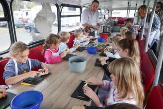 Schürze an und los: Glauchauer Kinder schnippeln Gemüse im Kochbus - Im Kochbus haben die Kinder für eine Kartoffelsuppe das Gemüse geschnitten.