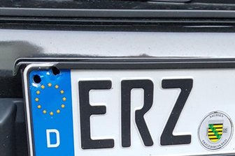 Schüsse auf Auto des Annaberger Ordnungsamtes - Einschusslöcher im Fahrzeug der Stadtverwaltung.