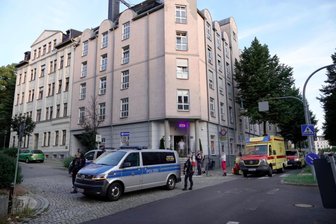 Schüsse auf Sonnenberg: Opfer soll mutmaßlichen Täter nicht gekannt haben - Rettungskräfte und Polizei am Freitagabend an der Gießerstraße auf dem Sonnenberg.