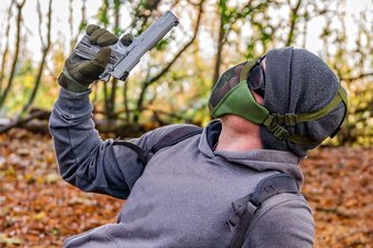 Schüsse aus der Softair-Waffe auf die Ex-Freundin: Warum ein 21-Jähriger aus Mittelsachsen nur verwarnt wird - Mit einer Softair-Waffe (Symbolfoto) hat ein junger Mann im Mai 2021 auf eine Schülerin geschossen. Solche Pistolen sehen oft aus wie echte Waffen. Je nach Geschoss-Energie benötigt man dafür einen Waffenschein.