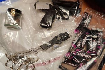 Schüsse in Treuen: Polizei stoppt Gartenparty - Die Polizei stellte unter anderem Schlagring, Schreckschusspistole und Böller sicher.