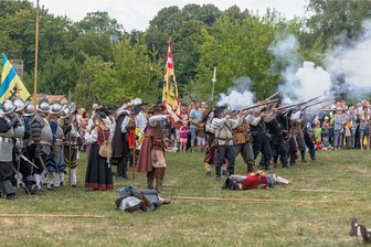 Schüsse, Rauch und Kanonendonner: Treuener Schlossfest stellt Feldschlacht von vor über 400 Jahren nach - Blickfang beim diesjährigen Treuener Schlossfest waren die Uniformierten, die Einblick ins Lagerleben von vor über 400 Jahren gaben und die Schlosserstürmung nachspielten.