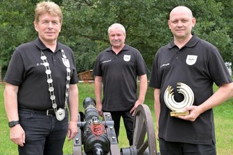 Schützen aus dem Erzgebirge küren ihren König - Der Schwarzenberger Schützenkönig heißt dieses Jahr Dietmar Hahn (l.). Das zweit- und drittbeste Resultat erzielten Dietmar Baumgärtel (M.) und Andrej Chernykh als 1. und 2. Schützenmeister.