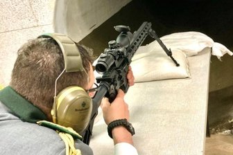 Schützen üben sich in neuer Distanz - Rico Junghanns zielt am neuen Schießstand auf den winzigen Lichtpunkt oben rechts - er markiert das Ende der Betonröhre in 100 Metern Entfernung.