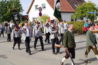Schützen ziehen durch Zwickauer Vogelsiedlung - Schützen aus der Region beim Umzug durch die Vogelsiedlung.