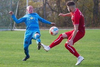 Schützenfest im Stadtderby ohne Sieger - Rassiger Zweikampf zwischen Concordias Daniel Ziegenhorn (links) und Fortunas Julian Kührt. Das Plauener Derby zwischen ihren Teams endete 4:4.