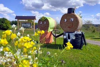 Schützenfest in Göritzhain bei Lunzenau erstmals mit Highland-Games - Lustige Strohballenpuppen laden bereits zum Fest ein.