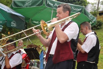 Schützenfest mit Krönung in Leubnitz - Die Rosenbachtaler musizieren.
