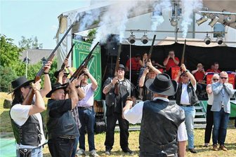 Schützenkönige in Göritzhain: Per Fahrzeugkorso zur Krönung - Der Schützenverein Bärenhöhle Markersdorf schießt zu Ehren der Schützenkönige.