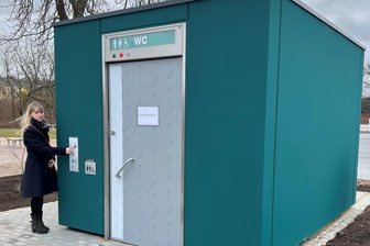 Schützenplatz lockt mit neuen Geräten - Auch Stadtsprecherin Daniela Lange hat die WC-Anlage am Schützenplatz inspiziert, die von einem Künstler noch verschönert wird.