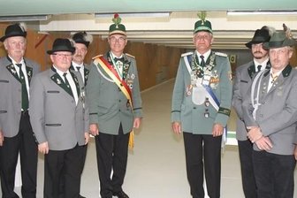 Schützenverein Schwarzenberg: Neue Schießbahn besitzt Seltenheitswert - Gäste und Gastgeber an der neuen Schießbahn der Schützen des SV Schwarzenberg, die am Samstag eröffnet wurde.