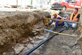 Schuh aus dem Mittelalter in Freiberg gefunden: So sieht er aus - Auf der Baustelle Pfarrgasse in Freiberg fanden Mitarbeiter des Sächsischen Landesamtes für Archäologie auch Grundmauerreste aus dem späten Mittelalter. Im Bild Grabungsleiter Silvio Bock (r.) und Mitarbeiter Klaus Hammermüller.