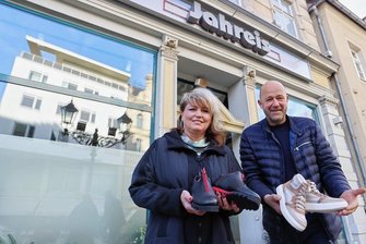 Schuhladen hat neue Inhaber: Traditionsgeschäft am Zwickauer Hauptmarkt öffnet wieder - Annett und Jens Jung bieten ab 11. November wieder Schuhe im kürzlich geschlossenen Jahreis-Schuhhaus am Zwickauer Hauptmarkt an.