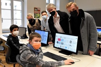 Schul-AG knüpft Kontakt zu Elektronik-Dienstleister - Simon Löffler und Felix Goy (vorn v. l.) sind zwei der rund 20 AG-Teilnehmer. Hinten (im Bild v. l.) Schulleiterin Iris Grundmann, Jonas Müller, Systec-Electronic-Vorstand Dirk Bause und Jan Ehlig.