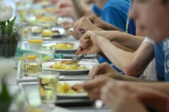 Schul- und Kitaessen im Erzgebirge immer teurer: Eltern sparen es zunehmend ein, Caterer unter Kostendruck - Nach dem Unterricht noch konzentriert die Hausaufgaben zu bewältigen, das lässt sich nur mit vollem Bauch schaffen. Und wenn es bestenfalls im Kreis der Mitschüler eingenommen wird, wie auf dem Symbolfoto zu sehen.