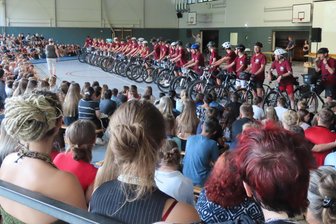 Schulabschluss und Jubiläumsvorfreude: Alexander-von-Humboldt-Gymnasium in Werdau in Feierlaune - Während der Schulfeier wurden die Teilnehmer der 20. Radtour von Warnemünde nach Werdau begrüßt.