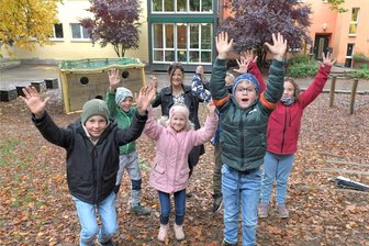 Schulanbau in Oberschöna gibt auch Anlass zu Kritik - An der Grundschule Oberschöna freuen sich Schüler der Klasse 2b gemeinsam mit Schulleiterin Kathrin Lötsch über den Beschluss des Gemeinderates, für rund 1,4 Millionen Euro drei Unterrichtsräume anzubauen.