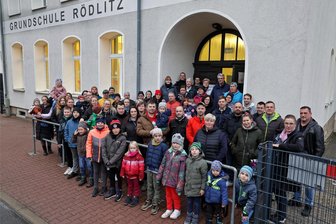 Schulanbau: Rödlitzer verlieren die Geduld - Nicht nur viele Rödlitzer haben sich am Dienstagabend symbolisch vor die Grundschule Rödlitz gestellt. Das Thema Schulanbau wird voraussichtlich auch im beginnenden Kommunalwahlkampf eine Rolle spielen. Durch den Anbau sollen der Platzmangel behoben und unter anderem die Ganztagsbetreuung abgesichert werden.