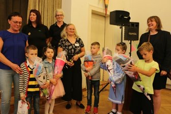 Schulanfänger aus der Ukraine mit Zuckertüten überrascht - Olga Kotov von der Kirchgemeinde, Jana Liedemann und Heike Streit vom Schönberger Verein sowie Silke Böhm und Silke Schwabe von der Diakonie Plauen (von links) mit den ukrainischen Schulanfängern.