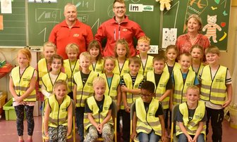 Schulanfänger in Schöneck mit Warnwesten ausgestattet -