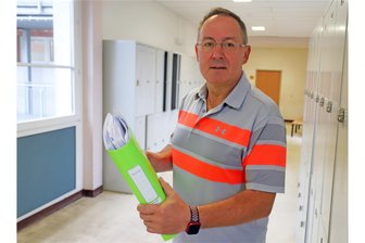 Schulanfänger mit 59 Jahren: Wie Michel Hirschfeld aus Freiberg Seiteneinsteiger-Lehrer wurde - Einen Packen neuer Arbeit: Mit 59 Jahren wagt Michel Hirschfeld den Sprung vom Geschäftsführer einer Krankenkasse zum Quereinsteiger im Lehrberuf an der Oberschule „Clemens Winkler“ in Freiberg.