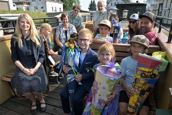 Schulanfänger mit Zuckertüte genießen freie Fahrt mit der Museumsbahn Schönheide - Die Schulanfänger Marek Zenner, Lena Weiß und Adian Hartig (v. l.) sind mit der Museumsbahn gefahren.