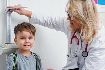 Schulanfänger: So steht es um die Gesundheit vogtländischer Kinder - Bei der Untersuchung vor Schulbeginn wird unter anderem auch die Körpergröße der Kinder gemessen - wie hier auf diesem Symbolbild.