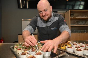 Schulanfang: Eltern müssen Catering in Region Zwickau bis zu fünf Jahre vorher buchen - Steinis Catering aus Werdau ist bis 2031 für den Schulstart ausgebucht, sagt Geschäftsführer Marc Steinhäuser.