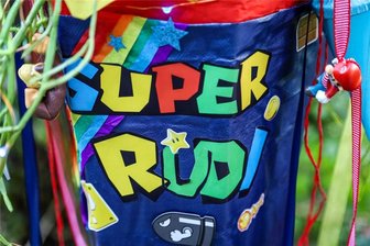 Schulanfang im Erzgebirge: Bei diesem Fest überlassen Mütter nichts dem Zufall - Rudi ist sechs Jahre alt und hat einen Wackelzahn. Er kann seinen Namen schon lesen, vielleicht erkennt er gleich seine Zuckertüte am Sonnabend bei der Einschulungsfeier. Greta und Hannes, Rudis Freunde, dürfen bei der Feier der Bernsbacher Familie dabei sein. Erwartet werden neun Kinder.