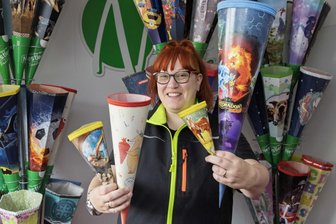 Schulanfang im Erzgebirge: Vier Ideen für Geschenke auf den letzten Drücker - Patricia Baldauf ist in der Zuckertütenproduktion tätig – hier mit den kleinsten Zuckertüten, die bei Nestler Feinkartonagen in Ehrenfriedersdorf im Werksverkauf angeboten werden.