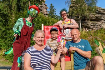 Schulanfang im Erzgebirge: Wo Abc-Schützen ganz Besonderes erlebt haben - Sie waren beim ersten Schulanfangsfest auf der Freilichtbühne an den Greifensteinen mit dabei: Patricia und Gustav Sonntag und Papa Mario Weißgerber. Da durfte ein Foto mit Ritter Ottokar und Drache Klemens, zwei der Hauptakteure in dem Stück „Drachen haben nichts zu lachen“, natürlich nicht fehlen.