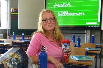 Schulanfang in Mittelsachsen nach zwei Corona-Jahren: Vielerorts dürfen auch Oma und Opa wieder zur Feier - An der Eduard-Feldner-Grundschule in Hainichen freut sich auch Annegret Auerbach auf die Schulanfänger. Die Lehrerin übernimmt die Klasse 1a. Die Schulanfangsfeiern finden im Festsaal "Goldner Löwe" statt.