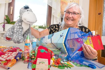 Schulanfang in Olbernhau: Mehr als 1000 Euro für Zuckertüte, Ranzen und Feier - Anja Hetzel-Hiemann packt die Zuckertüte für ihren Jüngsten. Die ist der Hingucker, verfügt sie doch über eine ein- und ausschaltbare LED-Leiste am oberen Rand.