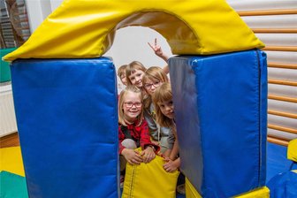 Schulanfang mit Diabetes Typ 1: „Die Diagnose war für uns der Weltuntergang.“ - Spielen und toben mit den Freunden im Oederaner „Kitz“: Die sechsjährige Betty Lange (vorne links) genießt die letzten Kindergarten-Tage. Jetzt steht für sie der Schulanfang an. Ihre Eltern haben mit der Grundschule besprochen, was bei der Autoimmunerkrankung Diabetes Typ 1 zu beachten ist.