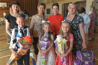 Schulanfang über 1000 Kilometer weit weg von der Heimat: Kyryl, Uliana und Sofiia lernen in Freiberg - Kyryl, Uliana und Sofiia aus der Ukraine lernen nun an der Böhmeschule bei Simone Greiner (2.v.r.). Mit ihren Müttern beziehungsweise der Großmutter leben die Kinder in Freiberg.